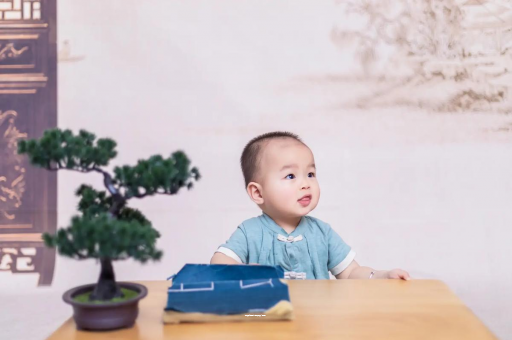 酒泉怀孕肚子中间凹两边凸