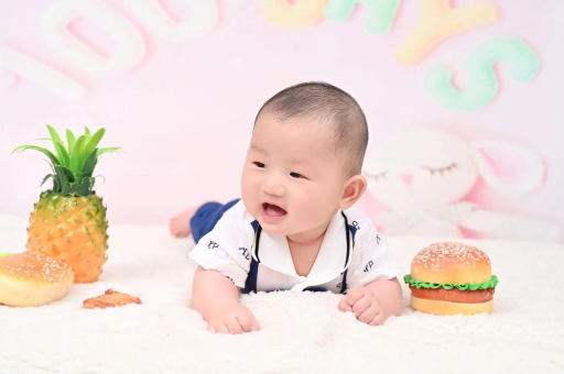 酒泉宝宝在妈妈肚子里